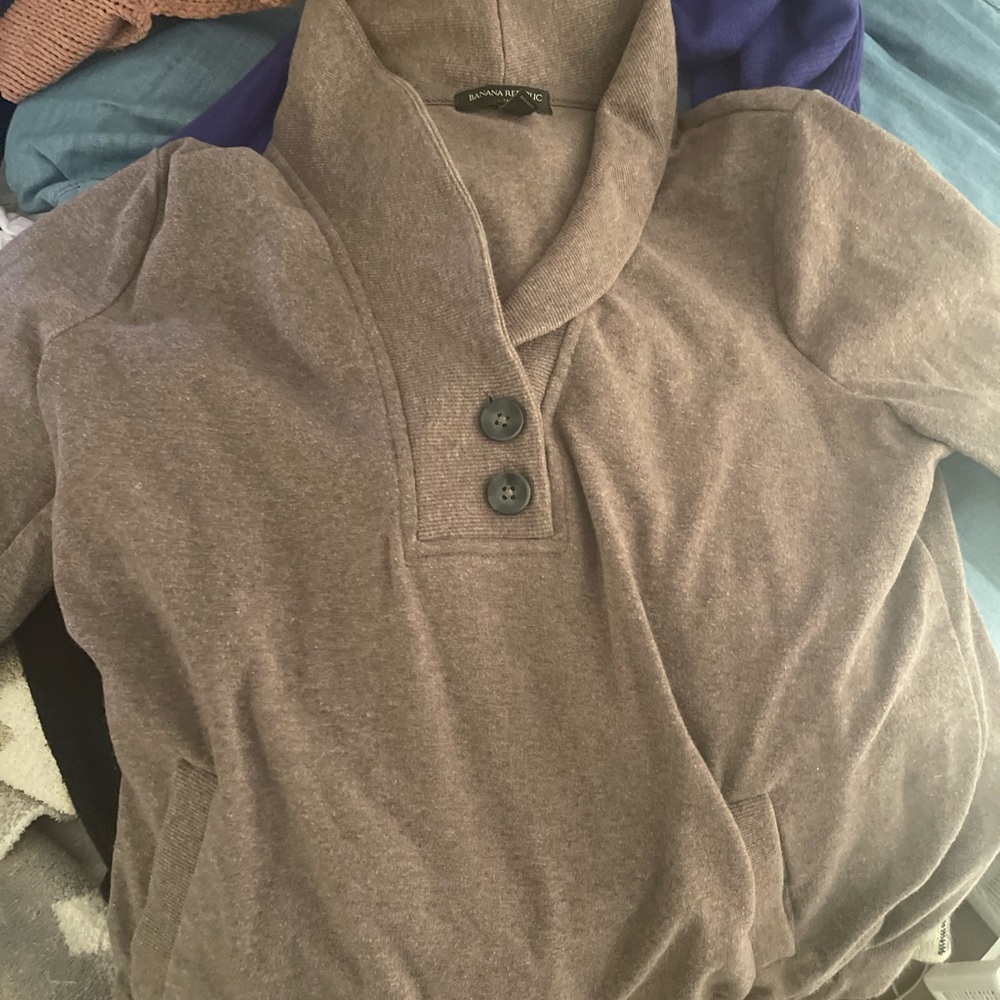 Banana Republic two button pullover. Brown.